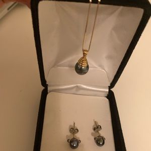 Black pearl earring and necklace